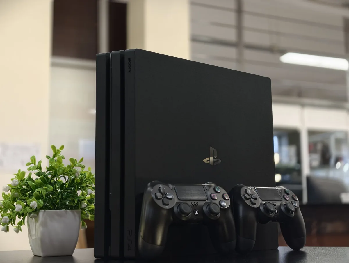 Sony Playstation 4 Pro 1 Тб + 2 геймпада + док-станция - фото 1