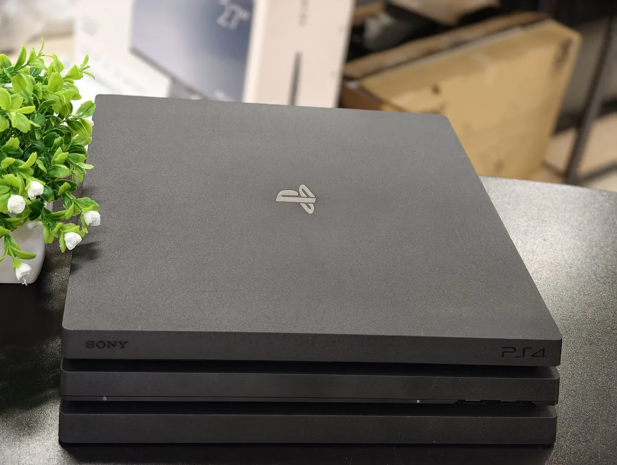 Sony Playstation 4 Pro 1 Тб + 2 геймпада + док-станция - фото 2