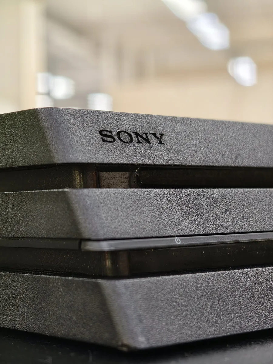 Sony Playstation 4 Pro 1 Тб + 2 геймпада + док-станция - фото 3