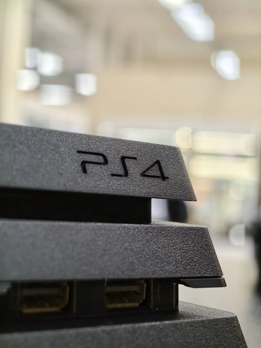 Sony Playstation 4 Pro 1 Тб + 2 геймпада + док-станция - фото 4
