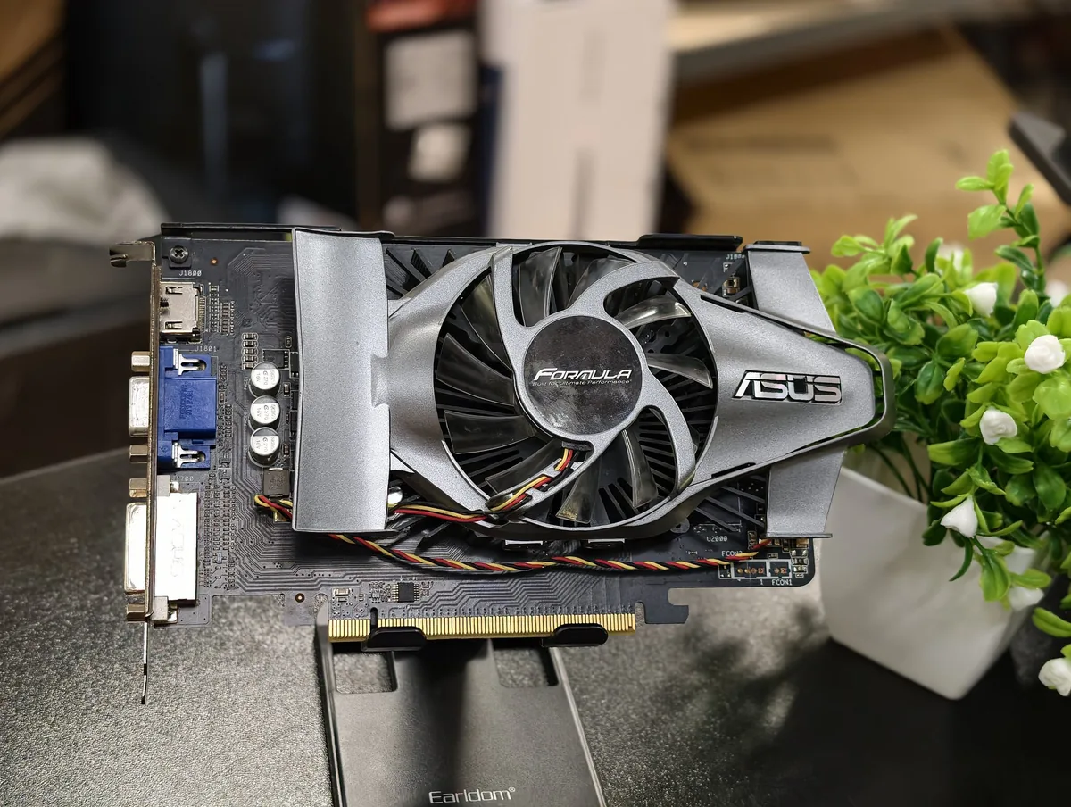 ASUS Formula Radeon HD 6750 1 ГБ - фото 1