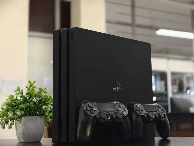 Sony Playstation 4 Pro 1 Тб + 2 геймпада + док-станция - б/у техника в Нижнекамске